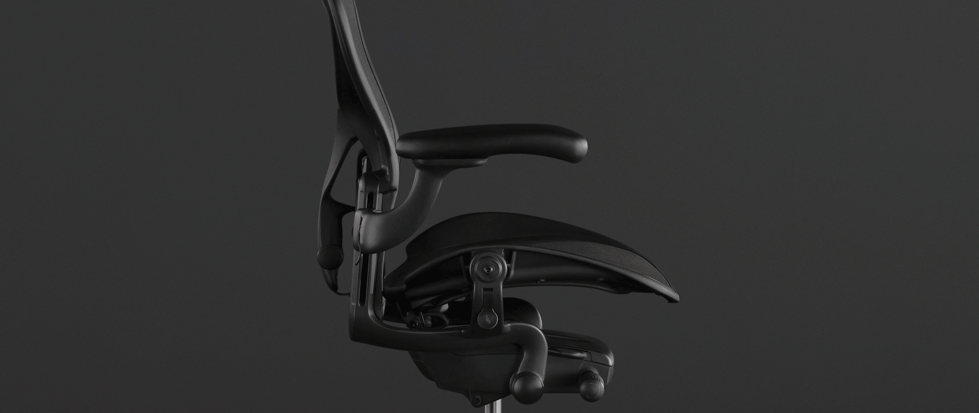 블랙 Aeron 체어 사진 위의 애니메이션은 이 체어의 PostureFit SL이 전체 척추를 어떻게 지지하는지 보여줍니다.
