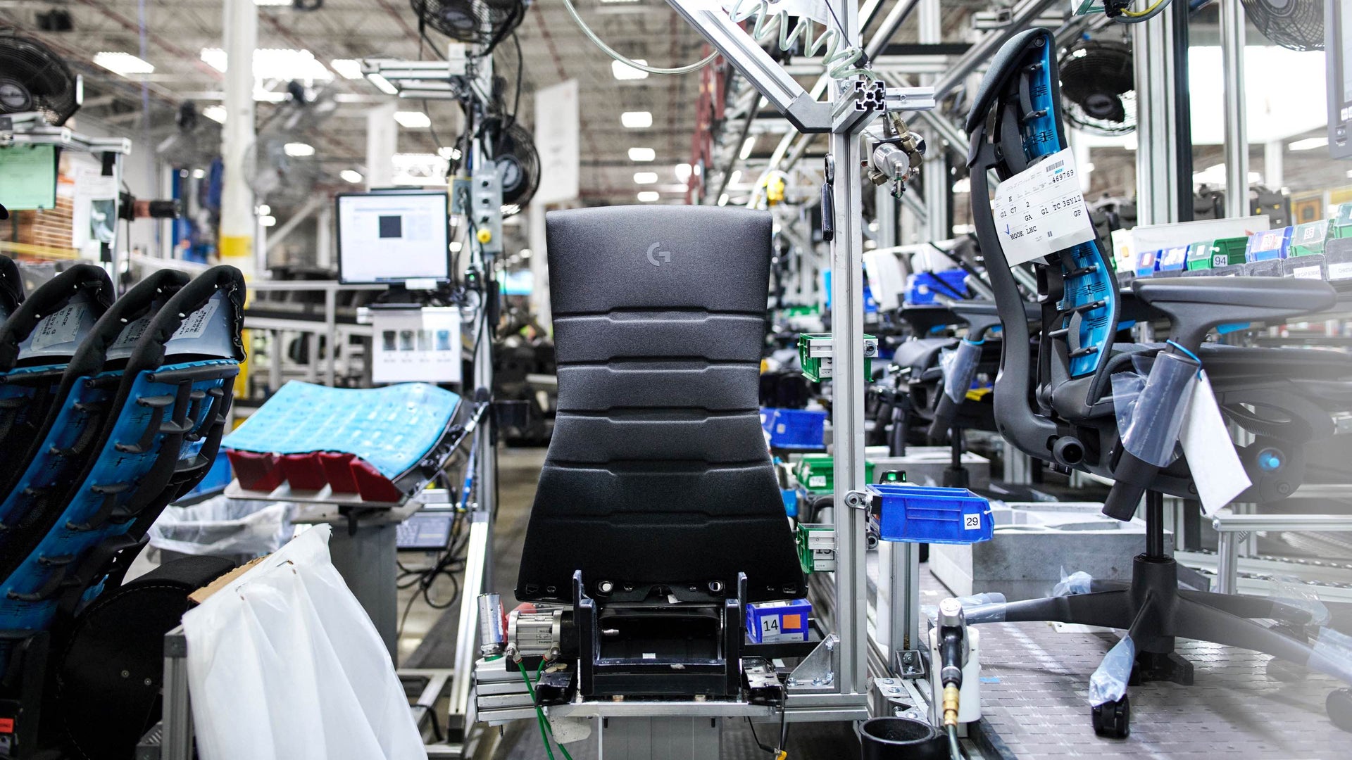 Herman Miller 제조 장소의 테스트 기계에서 전면에서 보이는 Embody Gaming Chair의 부분.