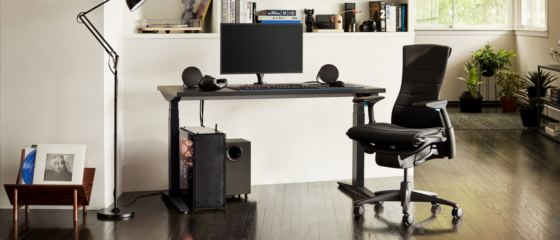 낮시간에 Embody Gaming Chair, Ollin Monitor Arm 및 Ratio Gaming Desk를 포함한, 전체 구성을 갖춘 주거 환경.