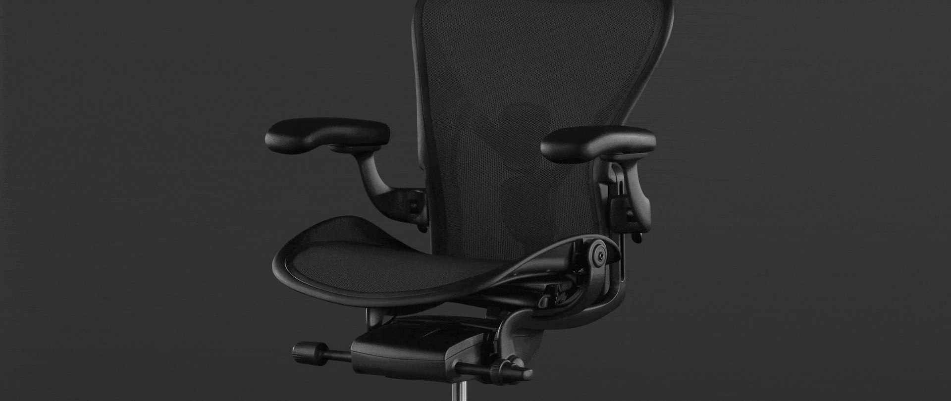 블랙 Aeron 체어 사진 위의 애니메이션은 사용자가 똑바른 자세부터 완전히 뒤로 젖힌 자세까지 부드럽고 간단하게 전환할 수 있게 해주는 의자의 틸트 기능을 이용하여 어떻게 신체를 자연스럽게 움직이는지 보여줍니다.