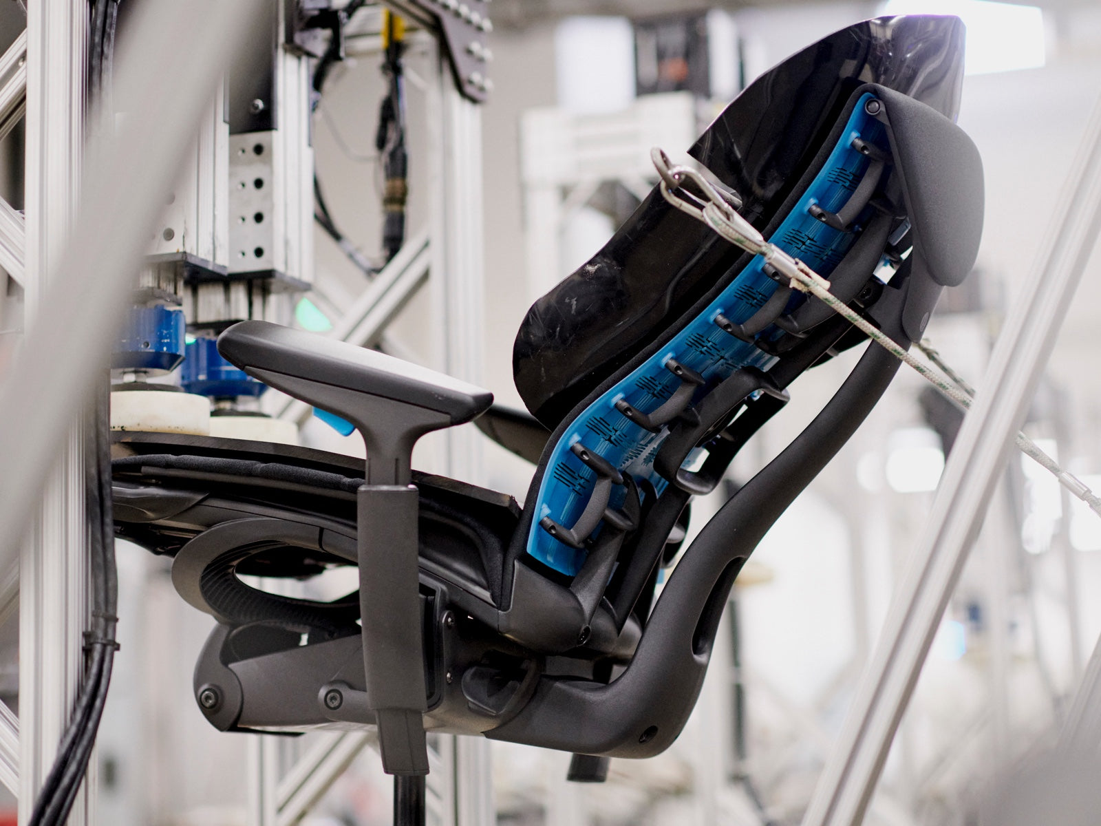 Herman Miller 제조 장소의 테스트 기계에서 측면에서 보이는 Embody Gaming Chair.