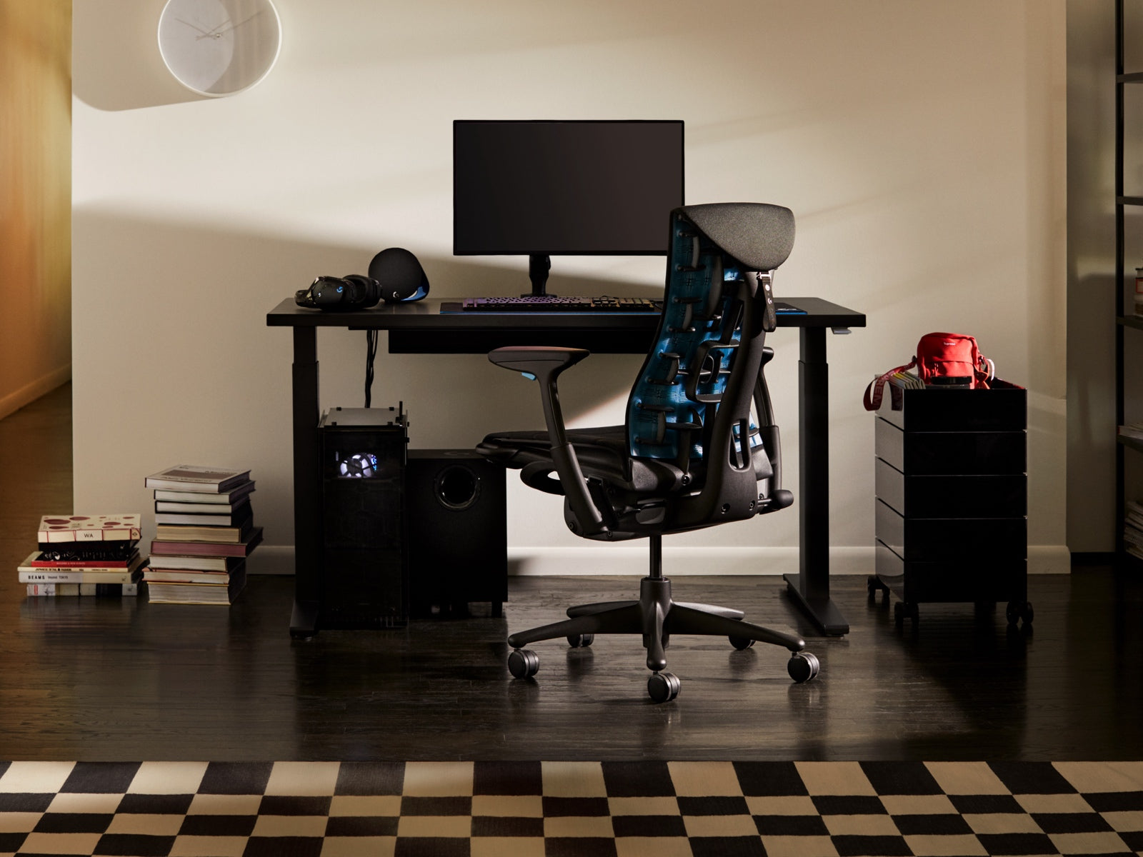 Embody Gaming Chair, Ratio Gaming Desk 및 Ollin Monitor Arm(전부 주거 환경에서의 내장 서가 앞에 있음)을 포함한, Herman Miller와 Logitech G 모두로부터 나온 전체 구성.